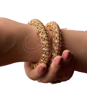 Brazaletes Elegantes y de Estilo Real en Tono Dorado para tu Colección de Joyas - Product Image 1