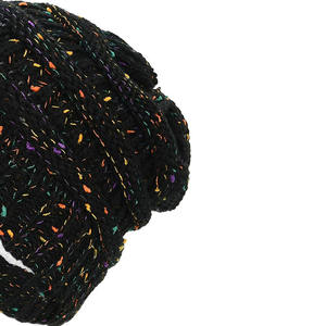 Bonnets unisexes élégants et chauds en acrylique doux Parfait pour l'hiver, mode décontractée ou marque promotionnelle - Product Image 2