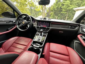 Usado 2023 Macan GTS 434-HP Twin-Turbo V6, paquete Premium Plus, interior rojo burdeos - Product Image 5