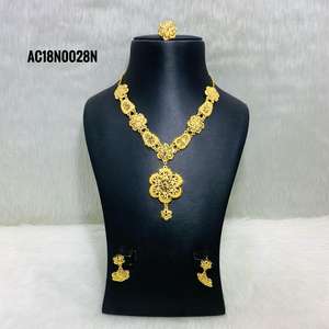 Conjunto de collar largo chapado en oro de diseñador - Product Image 1