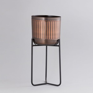Mini jardinières en métal rehaussez votre espace avec des jardinières suspendues au design tendance pour balcon et salon - Product Image 1