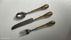 ชุดช้อนส้อมสแตนเลสสตีลแบบวินเทจ ดีไซน์ยั่งยืน พร้อมด้ามจับทองเหลืองลายปั๊มนูน ทนทานและนำกลับมาใช้ใหม่ได้ - Product Image 2