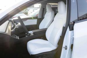 Tesla Model Y Long Range (719 km) 2025 300-400 CV, Pantalla Táctil, Faros LED, Dirección Eléctrica - Product Image 2