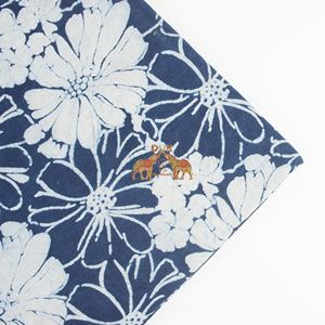 Tela de Algodón Orgánico Ligero con Estampado Artesanal en Azul Índigo para Vestidos, Acolchados, Bolsos y Fundas - Product Image 3