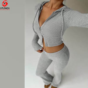 Ensemble de jogging décontracté à capuche en polyester/coton, 2 pièces, logo personnalisé, vente chaude, ensemble de survêtement pour femmes, vente en gros, sport, coupe courte - Product Image 5