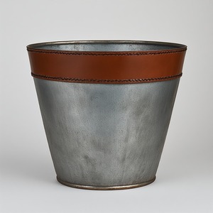 Elegante maceta de cuero galvanizado con detalles de punto de cruz artesanal diseñada para interiores decorativos modernos - Product Image 4