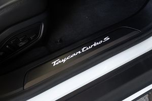 2020 Taycan Turbo S 2.500 Mile izquierda Steer Sedan automático de un solo motor FWD Performance Battery Plus asientos de cuero R17 Light - Product Image 2