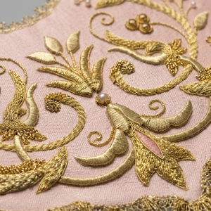 Cuello de Uniforme Real Bordado a Mano con Hilo Metálico Dorado, Color Rosa, de Primera Calidad, con Flecos - Product Image 2