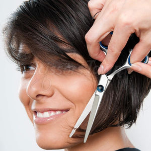 Tijeras de peluquero de borde afilado con diseño equilibrado de marca personalizada y cuchillas a prueba de óxido para profesionales del salón - Product Image 4