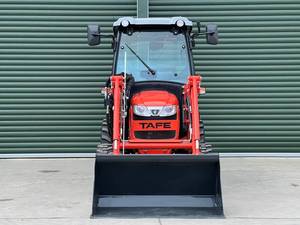 Envío Gratis Tractor Agrícola Compacto 4x4 de 25 HP con Cabina, Motor Diésel de 3 Cilindros, Elevación de 739 kg, Transmisión 9F+3R e Hidráulica de 26 L/min - Product Image 2