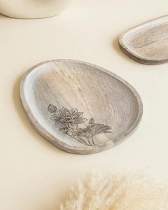 แผ่นเสียงรูปไข่ที่ทำจากไม้มะม่วงนี้เหมาะสำหรับการเสิร์ฟของว่างหรือของหวาน - Product Image 2