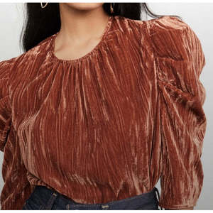 LEYDEN Top de mujer de poliéster con mangas abullonadas de terciopelo arrugado marrón, talla pequeña - Product Image 2