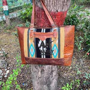 Bolso de mano de diseño único para mujer, bolso de hombro con manta de sillín azteca, bolso bohemio único, multiusos, elegante - Product Image 1
