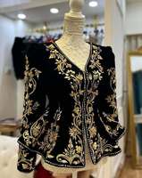 Ensemble de veste et lehenga en satin de haute qualité, d'inspiration algérienne et turque, avec motifs et broderies de perles de qualité supérieure, tenue de mariée luxueuse.