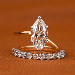 Anillo de compromiso con corte marquesa y anillo de eternidad con diamantes, perfecto para compromiso, amor eterno, engaste único con brillo. - Product Image 1