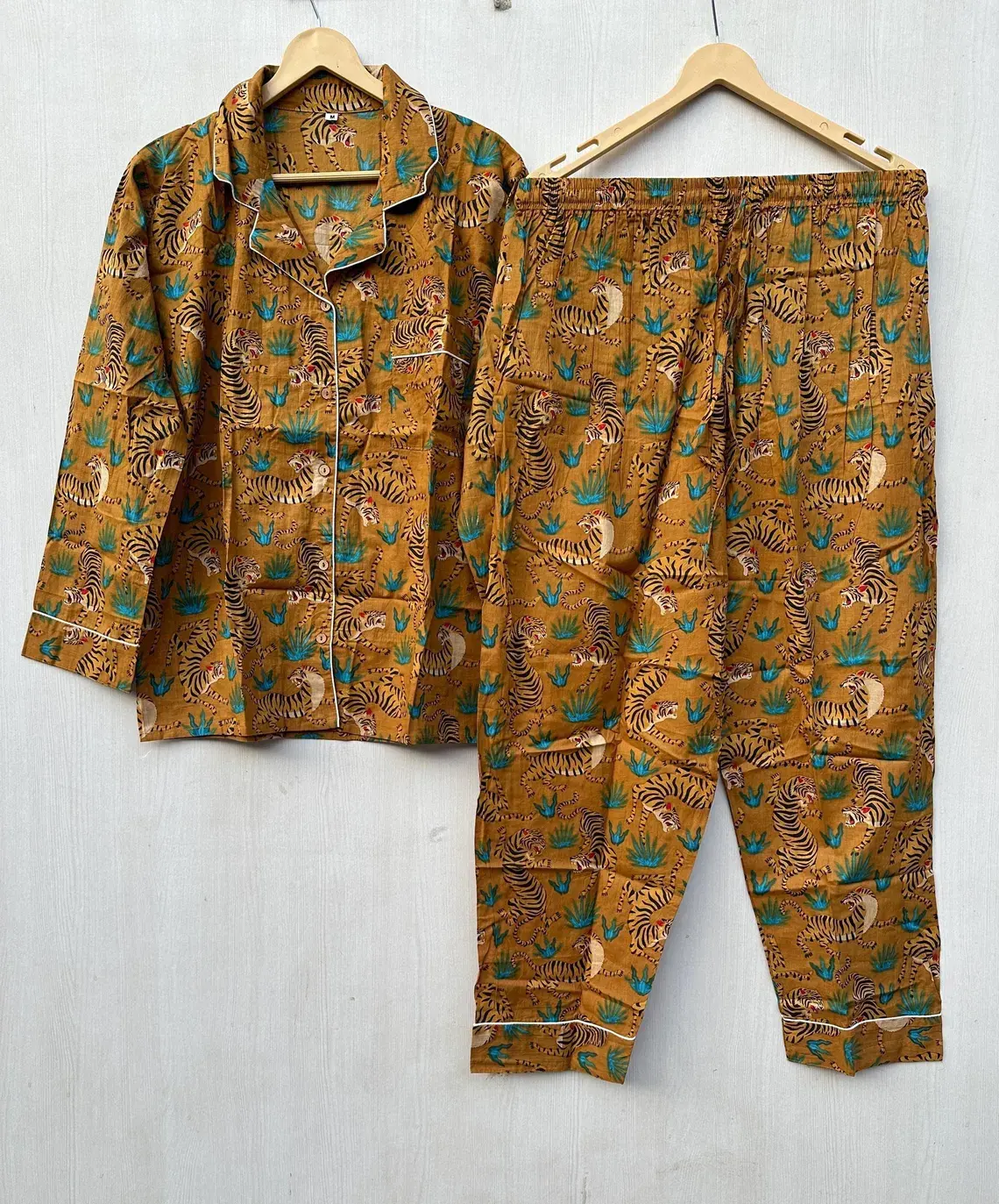 สีน้ำตาล