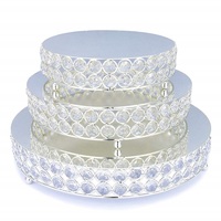 Ce magnifique ensemble de 3 pièces de gâteau le design élégant du cadre en métal est décoré d'accents de strass en cristal