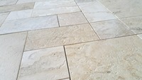 Pavé en travertin crème miel naturel 2025, pierres brossées, moderne, haute qualité, installation facile, pour décoration extérieure de villa