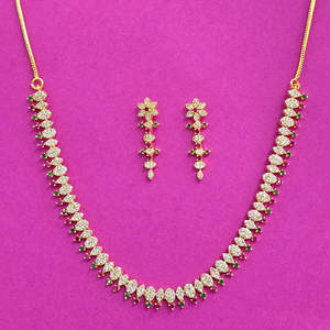 ชุดสร้อยคอและต่างหูประดับเพชรชุบทองแบบอินเดียใต้ งานแฮนด์เมดสำหรับผู้หญิง ดีไซน์รูปผีเสื้อ ขนาด 18 นิ้ว เหมาะสำหรับงานแต่งงาน - Product Image 3