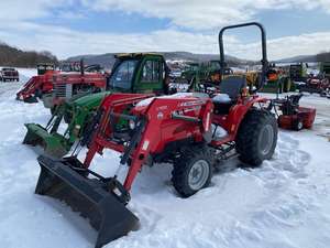 Tractor de Ruedas Compacto Massey Ferguson GC1725M 2WD Automático para Uso Agrícola Residencial, Diseño Robusto con Bomba Central - Product Image 3