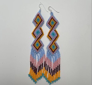 Boucles d'oreilles longues à triple croix perlée de qualité supérieure - Product Image 2