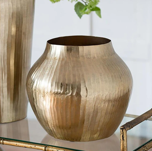 Vase à fleurs en laiton authentique et fabriqué à la main, élégant pot en fer avec motif en relief pour décoration de mariage traditionnel et moderne - Product Image 1