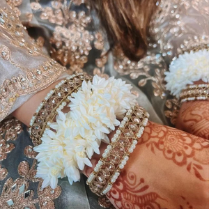 Jasmine Hand Gajra para mujer, pulseras Gajra artificiales de diseñador, función Haldi Mehendi, decoración de manos y cabello para mujer - Product Image 1