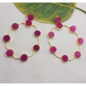 ต่างหูห่วงประดับพลอยดรูซี่ชุบทองเหลืองสำหรับผู้หญิงจาก Soumya Creations - Product Image 3