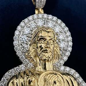 Pendentif Cœur Sacré en Moissanite Divine Radiance, détails argent et or, bijou religieux de luxe - Product Image 2