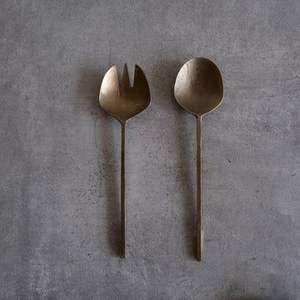 Élégant ensemble de couverts à salade en acier inoxydable au fini doré pour les repas et les fêtes modernes et écologiques - Product Image 1