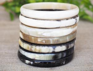 Bracelets en corne de buffle naturelle, fabrication artisanale de bijoux en corne de buffle - Product Image 2