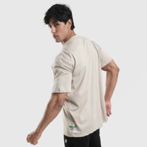Camiseta Deportiva Beige Power Crew, Etiqueta Personalizada, Estilo Jersey de Alto Rendimiento para Ejercicio, con Gráficos Serigrafiados - Product Image 2
