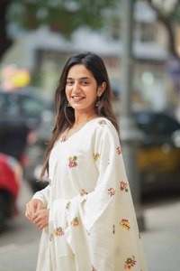 Elegante vestido Anarkali de algodón con Dupatta elegante y ligero Ideal para mujeres Ropa de fiesta étnica para festivales y uso diario - Product Image 5