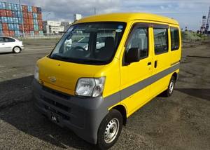 Minibús DAIHATSU-HIJET CARGO 2010 con Techo Alto, Especial para Carga y 8 Asientos para Pasajeros, con Aire Acondicionado, Bolsas de Aire y Asientos de Tela de Lujo - Product Image 3