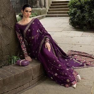 Nouveau Saree tendance à motifs brodés avec un chemisier lourd en mono-tissu pour femmes |   Tenue de soirée élégante de créateur - Product Image 3