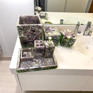 Ensemble d'accessoires de salle de bain en marbre d'améthyste foncé naturel avec plateau au design moderne pour hôtels - Product Image 1