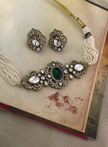Ensemble de collier et de boucles d'oreilles en or antique plaqué or élégant et tendance pour les célébrations de mariage et d'anniversaire - Product Image 3