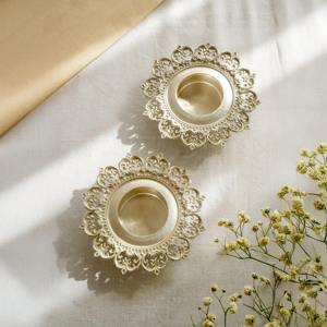 Bougeoir en métal argenté classique pour la décoration intérieure Pièce maîtresse de table élégante Accent romantique aux chandelles - Product Image 5