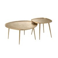 Ensemble de tables gigognes en métal doré de luxe, plateau texturé, base incurvée élégante, table basse moderne, touche haut de gamme, maison contemporaine