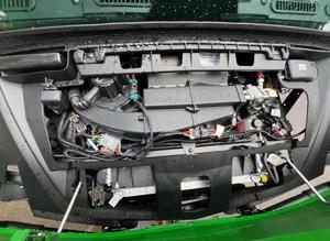 Compre el John Deere Gator XUV 865M, modelo diésel usado en buen estado, diseñado para trabajos pesados y con rendimiento duradero. - Product Image 4