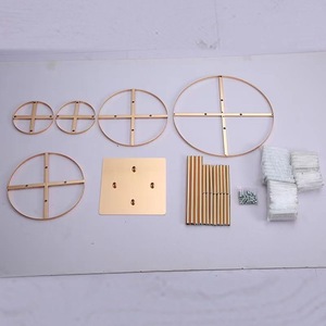 Grande décoration de table suspendue en métal doré et cristal, centre de table moderne pour mariage avec support à fleurs et bougeoirs - Product Image 6