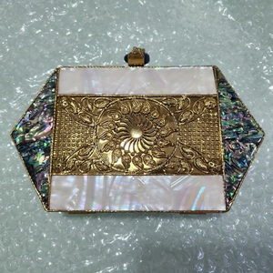 Embragues de nácar de hierro para novia | Bolso de mano exclusivo de diseñador de moda hecho a mano para mujer con forro de gamuza - Product Image 3