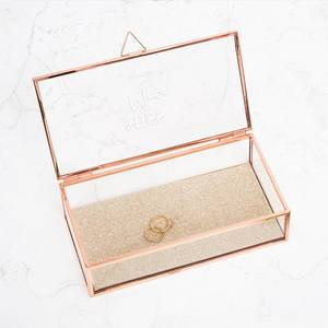 Boîtes à bagues en verre et métal de forme carrée de qualité supérieure, parfaites pour ranger les bagues, les colliers et les accessoires fins. - Product Image 1