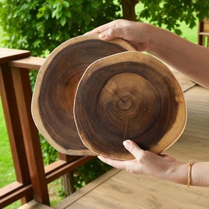 Planche à découper ronde en bois de style brut moderne Planche artisanale Parfaite pour la présentation dans les restaurants, les cafés ou les boutiques - Product Image 2