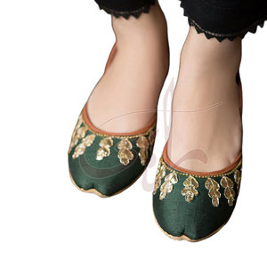 Khussa brodé à la main avec des perles et des miroirs, léger et brillant, avec un magnifique décolleté, antidérapant et personnalisable - Product Image 1