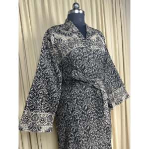 Robe-cardigan en mélange de laine de yak pour femme, motif floral noir, confortable et chaude pour l'hiver, avec poches, style original, manteau de maison tissé ODM - Product Image 5