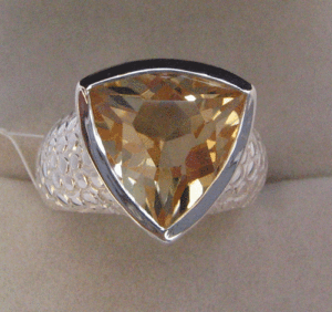 แหวนซิทรินธรรมชาติทรงรีสำหรับผู้หญิง ทำมือโดย Shah Gems ตัวเรือนเงินแท้ 925 เหมาะสำหรับใส่ทุกวัน - Product Image 1