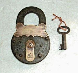 Cadenas de style vintage avec de longues clés en métal pour une utilisation décorative sur les coffres rustiques meubles et le stockage d'entrée - Product Image 4