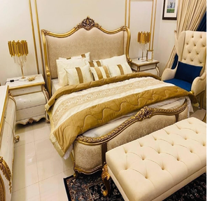 Cama lujosa tapizada en crema con un marco negro y dorado con motivos festoneados. Lujo disponible a precios de mayoreo. - Product Image 3