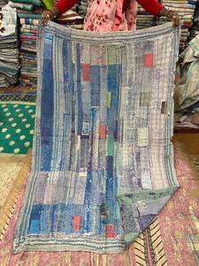 Couverture de lit réversible en patchwork Kantha en coton bohème, motif géométrique fait main, 300 fils au pouce carré, 40 fils. - Product Image 4